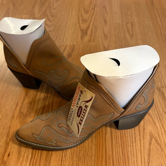 Circle G Women’s Western Brand Leather Bootie - Picture 1 of 4
